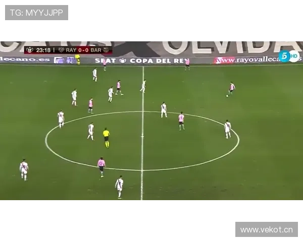 巴萨进攻体系依赖边路问题显露,对赛季攻坚表现形成制约 巴萨进攻体系依赖边路问题显露,对赛季攻坚表现形成制约