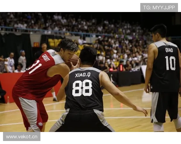 崔家溪昨天又穿了双普通球鞋，感觉他跟赛场上的巨星差远了吧？